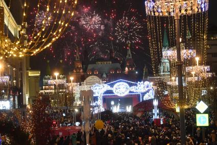 Москва. Новогодний фейерверк на Тверской улице.