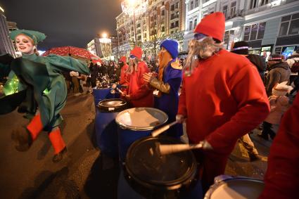 Москва.  Участники фестиваля `Путешествие в Рождество` на Тверской улице во время встречи Нового года.