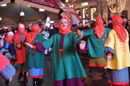 Москва. Участники фестиваля `Путешествие в Рождество` на Тверской улице во время встречи Нового года.