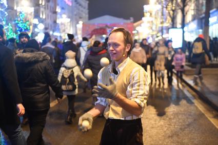 Москва.  Аниматор  на Тверской улице во время встречи Нового года.