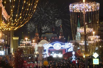 Москва. Новогодний фейерверк на Тверской улице.