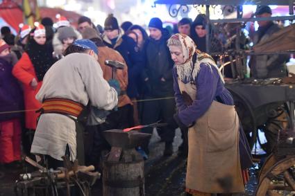 Москва. Фестиваль `Путешествие в Рождество` на Тверской улице во время встречи Нового года.