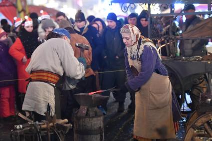 Москва.  Фестиваль `Путешествие в Рождество`  на Тверской улице  во время встречи Нового года.