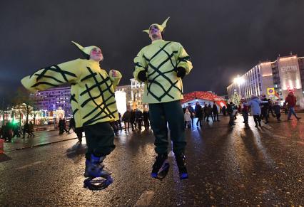 Москва.  Аниматоры  на Тверской улице во время встречи Нового года.