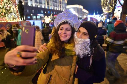 Москва. Молодые люди фотографируются  на Тверской улице во время встречи Нового года.