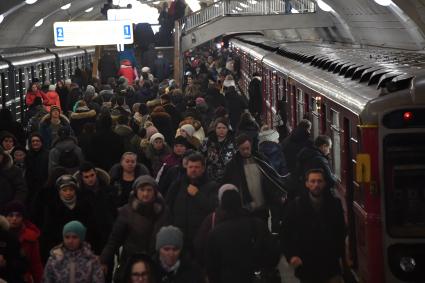 Москва.  Восьмивагонные поезда  на станции метро `Библиотека имени Ленина` Сокольнической линии.