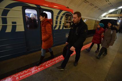 Москва.  Восьмивагонный поезд на станции метро `Библиотека имени Ленина` Сокольнической линии.