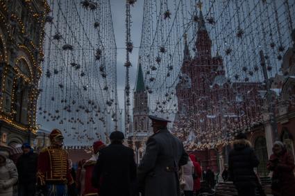 Москва.  Новогодние украшения на Никольской улице.