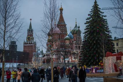 Москва.  Новогодние украшения на Васильевском спуске.