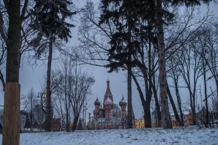 Москва. Вид на храм Василия Блаженного  со стороны  парка `Зарядье`.