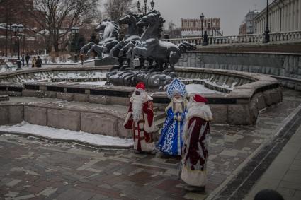 Москва. Деды Морозы и Снегурочка  в Александровском саду.