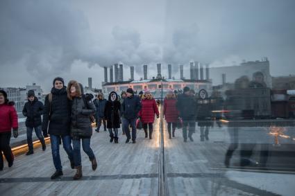 Москва. Горожане   на `парящем мосту` в парке `Зарядье`.