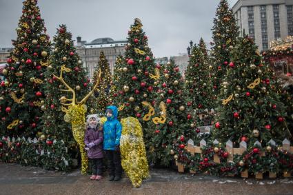 Москва. Дети у новогодней елки на  Манежной Площади.