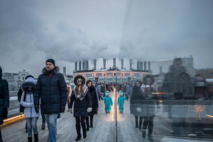 Москва. Горожане   на `парящем мосту` в парке `Зарядье`.