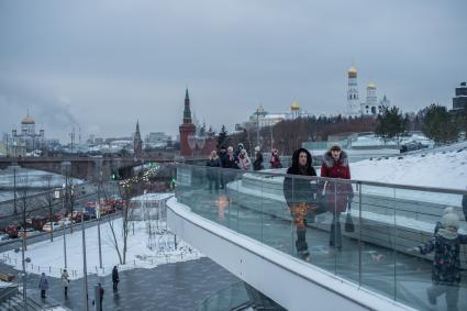 Москва. Горожане на `парящем мосту` в парке `Зарядье`.