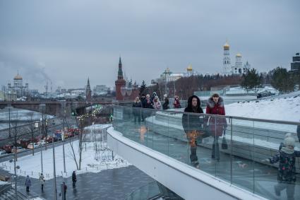 Москва. Горожане   на `парящем мосту` в парке `Зарядье`.