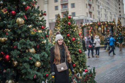 Москва. Девушка у новогодней елки на  Манежной Площади.