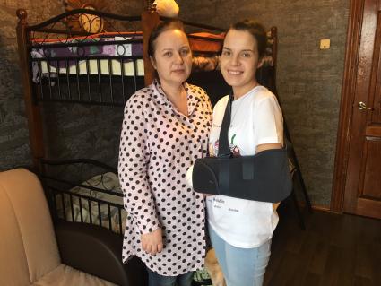 Москва. Рита Грачева (справа), которой муж отрубил кисти рук и ее мама Инна Шейкина.