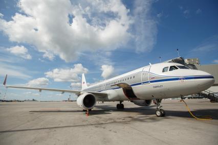 Санкт-Петербург.  Пассажирский самолет авиакомпании `Аэрофлот`    Airbus A320 на взлетной полосе.