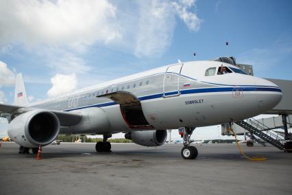 Санкт-Петербург. Пассажирский самолет авиакомпании `Аэрофлот` Airbus A320 на взлетной полосе.
