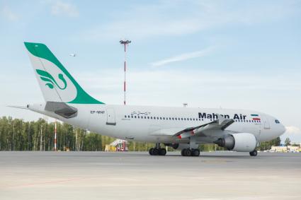 Санкт-Петербург.  Пассажирский самолет   Airbus A310  авиакомпании  `Mahan Air`  на взлетной полосе.