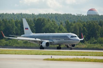 Санкт-Петербург.  Пассажирский самолет авиакомпании `Аэрофлот`    Airbus A320 на взлетной полосе.