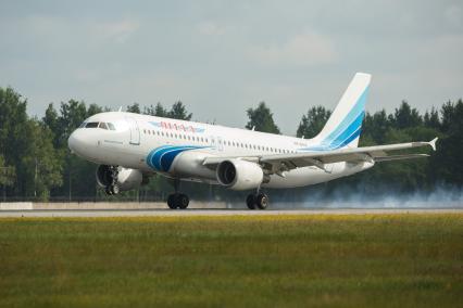 Санкт-Петербург.  Пассажирский самолет авиакомпании `Ямал`    Airbus A320  на взлетной полосе.