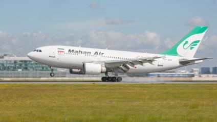 Санкт-Петербург. Пассажирский самолет Airbus A310 авиакомпании `Mahan Air` на взлетной полосе.