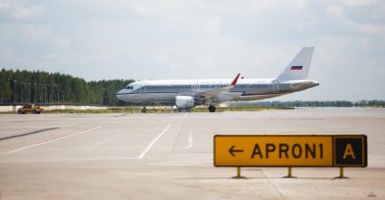 Санкт-Петербург.  Пассажирский самолет авиакомпании `Аэрофлот`    Airbus A320 на взлетной полосе.