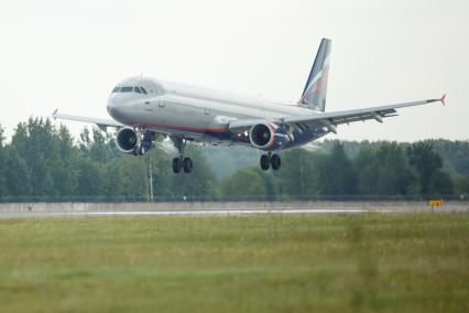 Санкт-Петербург.  Пассажирский самолет авиакомпании ` Sky Team`   Boening 737-300  на взлетной полосе.