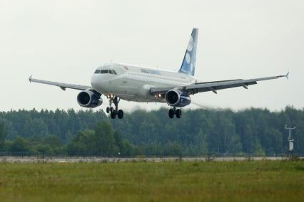 Санкт-Петербург.  Пассажирский самолет авиакомпании ` AVIATRAFFIC`   Boening 737-300  на взлетной полосе.