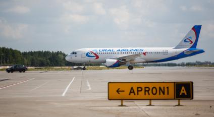 Санкт-Петербург. Пассажирский самолет авиакомпании `URAL AIRLINES` Airbus A319 .