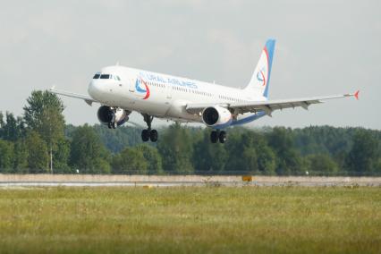 Санкт-Петербург.  Пассажирский самолет авиакомпании `URAL AIRLINES`    Airbus A319  .