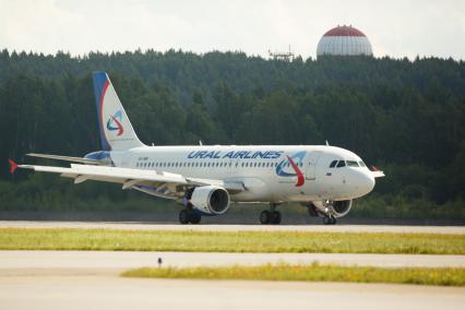 Санкт-Петербург.  Пассажирский самолет авиакомпании `URAL AIRLINES`    Airbus A319  .