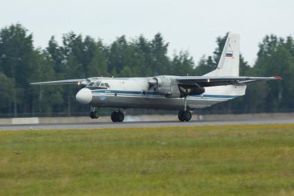 Санкт-Петербург.  Пассажирский самолет  АН-26 Б на взлетной полосе.