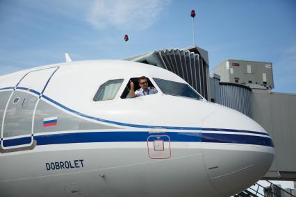 Санкт-Петербург. Пассажирский самолет авиакомпании `Аэрофлот` Airbus A320 на взлетной полосе.