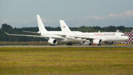 Санкт-Петербург.  Пассажирский самолет   авиакомпании  `ZAGROS Airllines`  на взлетной полосе.