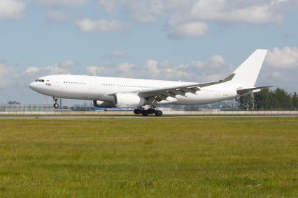 Санкт-Петербург.  Пассажирский самолет   Airbus A330-200   авиакомпании  `Fly`  на взлетной полосе.