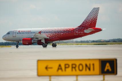 Санкт-Петербург.  Пассажирский самолет авиакомпании `Россия`    Airbus A319 на взлетной полосе.