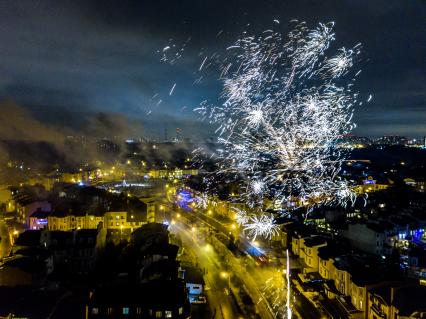 Москва. Новогодние фейерверки над городом.