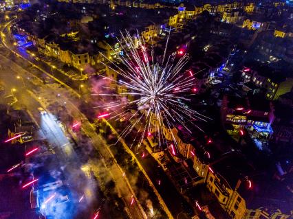 Москва. Новогодние фейерверки над городом.