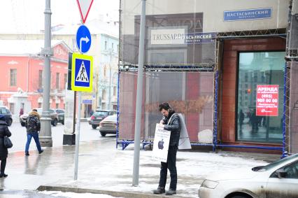 Москва.  Живая реклама`Человек-бутерброд` на Тверской улице.