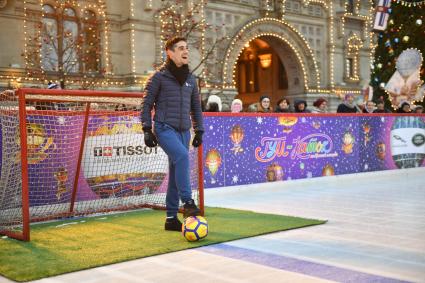 Москва. Испанский фигурист Хавьер Фернандес на катке на Красной площади.