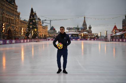 Москва. Испанский фигурист Хавьер Фернандес  на  катке на Красной площади.