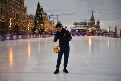 Москва. Испанский фигурист Хавьер Фернандес  на  катке на Красной площади.