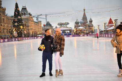 Москва. Испанский фигурист Хавьер Фернандес на катке на Красной площади.
