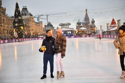 Москва. Испанский фигурист Хавьер Фернандес  на  катке на Красной площади.