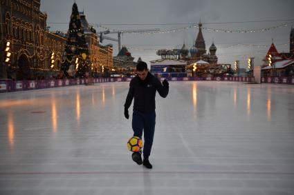 Москва. Испанский фигурист Хавьер Фернандес на катке на Красной площади.