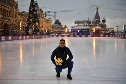 Москва. Испанский фигурист Хавьер Фернандес  на  катке на Красной площади.