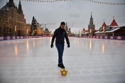 Москва. Испанский фигурист Хавьер Фернандес  на  катке на Красной площади.